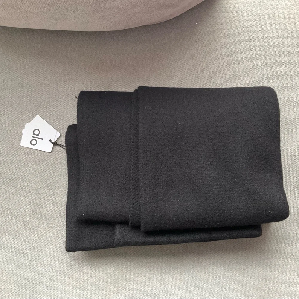 Alo Yoga Merino Wool Oversized Scarf Black - Picture 6 of 7